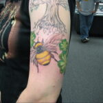 Фото тату мохнатый полосатый шмель 03.01.2021 №115 -bumblebee tattoo- tatufoto.com