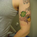 Фото тату мохнатый полосатый шмель 03.01.2021 №116 -bumblebee tattoo- tatufoto.com