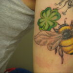 Фото тату мохнатый полосатый шмель 03.01.2021 №117 -bumblebee tattoo- tatufoto.com