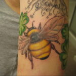 Фото тату мохнатый полосатый шмель 03.01.2021 №118 -bumblebee tattoo- tatufoto.com