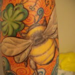 Фото тату мохнатый полосатый шмель 03.01.2021 №119 -bumblebee tattoo- tatufoto.com