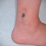 Фото тату мохнатый полосатый шмель 03.01.2021 №121 -bumblebee tattoo- tatufoto.com