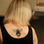 Фото тату мохнатый полосатый шмель 03.01.2021 №128 -bumblebee tattoo- tatufoto.com