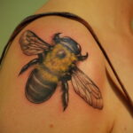 Фото тату мохнатый полосатый шмель 03.01.2021 №129 -bumblebee tattoo- tatufoto.com