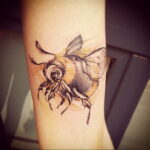 Фото тату мохнатый полосатый шмель 03.01.2021 №134 -bumblebee tattoo- tatufoto.com