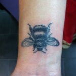 Фото тату мохнатый полосатый шмель 03.01.2021 №136 -bumblebee tattoo- tatufoto.com