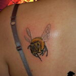 Фото тату мохнатый полосатый шмель 03.01.2021 №143 -bumblebee tattoo- tatufoto.com