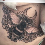 Фото тату мохнатый полосатый шмель 03.01.2021 №144 -bumblebee tattoo- tatufoto.com