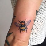 Фото тату мохнатый полосатый шмель 03.01.2021 №148 -bumblebee tattoo- tatufoto.com