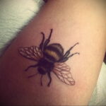 Фото тату мохнатый полосатый шмель 03.01.2021 №149 -bumblebee tattoo- tatufoto.com