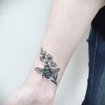 Фото тату мохнатый полосатый шмель 03.01.2021 №150 -bumblebee tattoo- tatufoto.com