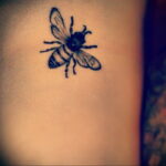Фото тату мохнатый полосатый шмель 03.01.2021 №154 -bumblebee tattoo- tatufoto.com