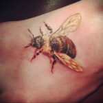Фото тату мохнатый полосатый шмель 03.01.2021 №162 -bumblebee tattoo- tatufoto.com