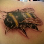 Фото тату мохнатый полосатый шмель 03.01.2021 №167 -bumblebee tattoo- tatufoto.com