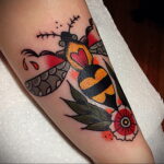 Фото тату мохнатый полосатый шмель 03.01.2021 №171 -bumblebee tattoo- tatufoto.com