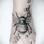 Фото тату мохнатый полосатый шмель 03.01.2021 №176 -bumblebee tattoo- tatufoto.com