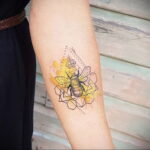 Фото тату мохнатый полосатый шмель 03.01.2021 №179 -bumblebee tattoo- tatufoto.com