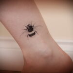 Фото тату мохнатый полосатый шмель 03.01.2021 №185 -bumblebee tattoo- tatufoto.com