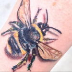 Фото тату мохнатый полосатый шмель 03.01.2021 №186 -bumblebee tattoo- tatufoto.com