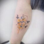 Фото тату мохнатый полосатый шмель 03.01.2021 №188 -bumblebee tattoo- tatufoto.com