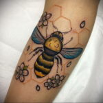 Фото тату мохнатый полосатый шмель 03.01.2021 №193 -bumblebee tattoo- tatufoto.com