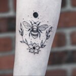 Фото тату мохнатый полосатый шмель 03.01.2021 №199 -bumblebee tattoo- tatufoto.com