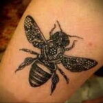 Фото тату мохнатый полосатый шмель 03.01.2021 №202 -bumblebee tattoo- tatufoto.com