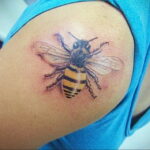 Фото тату мохнатый полосатый шмель 03.01.2021 №203 -bumblebee tattoo- tatufoto.com