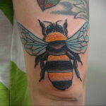 Фото тату мохнатый полосатый шмель 03.01.2021 №207 -bumblebee tattoo- tatufoto.com