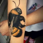 Фото тату мохнатый полосатый шмель 03.01.2021 №212 -bumblebee tattoo- tatufoto.com