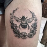 Фото тату мохнатый полосатый шмель 03.01.2021 №213 -bumblebee tattoo- tatufoto.com