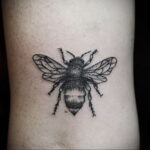 Фото тату мохнатый полосатый шмель 03.01.2021 №217 -bumblebee tattoo- tatufoto.com