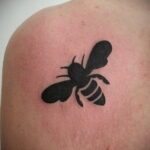 Фото тату мохнатый полосатый шмель 03.01.2021 №221 -bumblebee tattoo- tatufoto.com