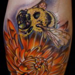 Фото тату мохнатый полосатый шмель 03.01.2021 №234 -bumblebee tattoo- tatufoto.com