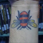 Фото тату мохнатый полосатый шмель 03.01.2021 №240 -bumblebee tattoo- tatufoto.com