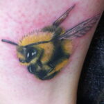 Фото тату мохнатый полосатый шмель 03.01.2021 №247 -bumblebee tattoo- tatufoto.com