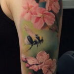 Фото тату мохнатый полосатый шмель 03.01.2021 №249 -bumblebee tattoo- tatufoto.com