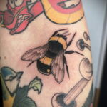 Фото тату мохнатый полосатый шмель 03.01.2021 №253 -bumblebee tattoo- tatufoto.com