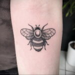 Фото тату мохнатый полосатый шмель 03.01.2021 №255 -bumblebee tattoo- tatufoto.com