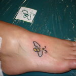 Фото тату мохнатый полосатый шмель 03.01.2021 №256 -bumblebee tattoo- tatufoto.com