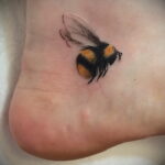 Фото тату мохнатый полосатый шмель 03.01.2021 №261 -bumblebee tattoo- tatufoto.com