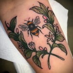 Фото тату мохнатый полосатый шмель 03.01.2021 №264 -bumblebee tattoo- tatufoto.com