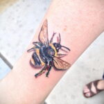 Фото тату мохнатый полосатый шмель 03.01.2021 №267 -bumblebee tattoo- tatufoto.com