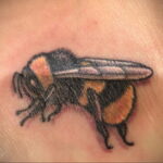 Фото тату мохнатый полосатый шмель 03.01.2021 №272 -bumblebee tattoo- tatufoto.com