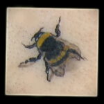 Фото тату мохнатый полосатый шмель 03.01.2021 №273 -bumblebee tattoo- tatufoto.com