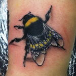 Фото тату мохнатый полосатый шмель 03.01.2021 №280 -bumblebee tattoo- tatufoto.com