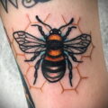 Фото тату мохнатый полосатый шмель 03.01.2021 №289 -bumblebee tattoo- tatufoto.com