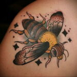 Фото тату мохнатый полосатый шмель 03.01.2021 №297 -bumblebee tattoo- tatufoto.com