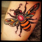 Фото тату мохнатый полосатый шмель 03.01.2021 №298 -bumblebee tattoo- tatufoto.com