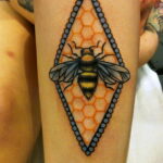 Фото тату мохнатый полосатый шмель 03.01.2021 №300 -bumblebee tattoo- tatufoto.com
